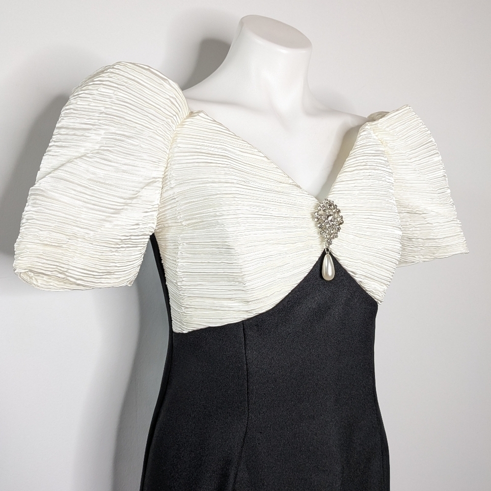 Vintage black white gathered satin off the shoulder evening gown M/L - Picture 5 of 10